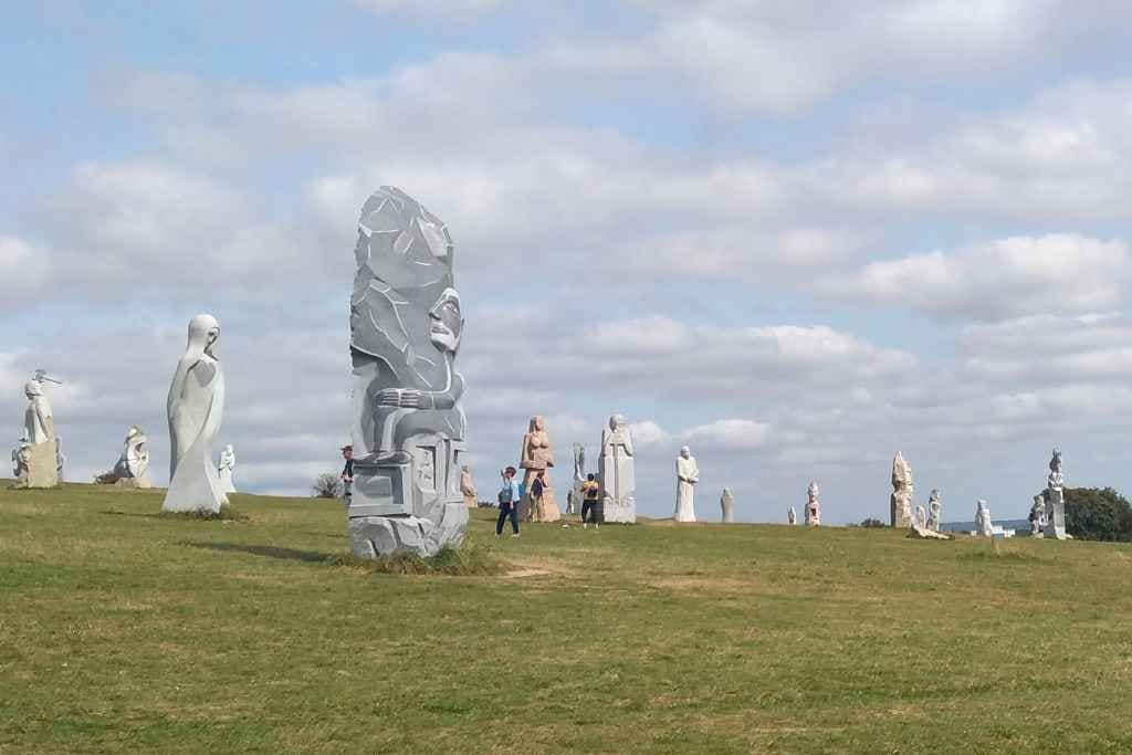 Escapades au-delà de la Loire-Atlantique : visite avec mon chien de la vallée des saints à Carnoët en bretagne