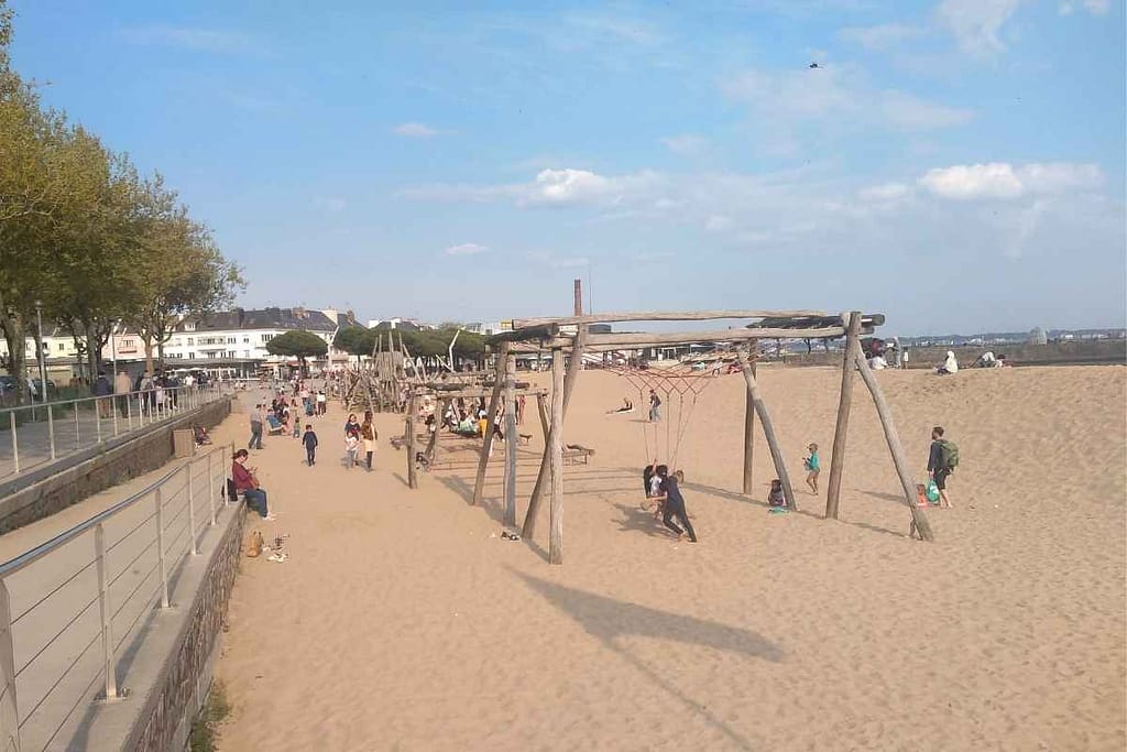 Plages de Loire-Atlantique avec son chien : enfants jouant à l'aire de jeux situé sur la grande plage de Saint-Nazaire près de la place Commando