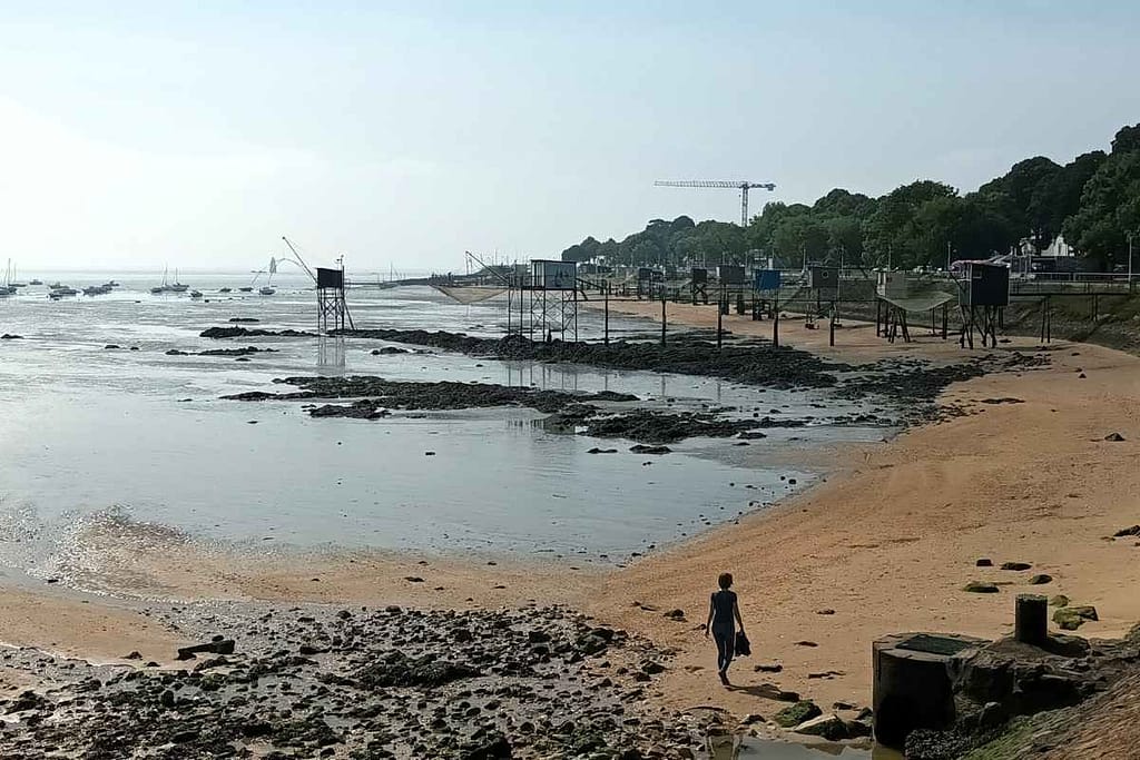 Plages de Loire-Atlantique avec son chien : vue sur les pêcheries de Sautron situées sur la grande plage de Saint-Nazaire autorisée aux chiens toute l'année
