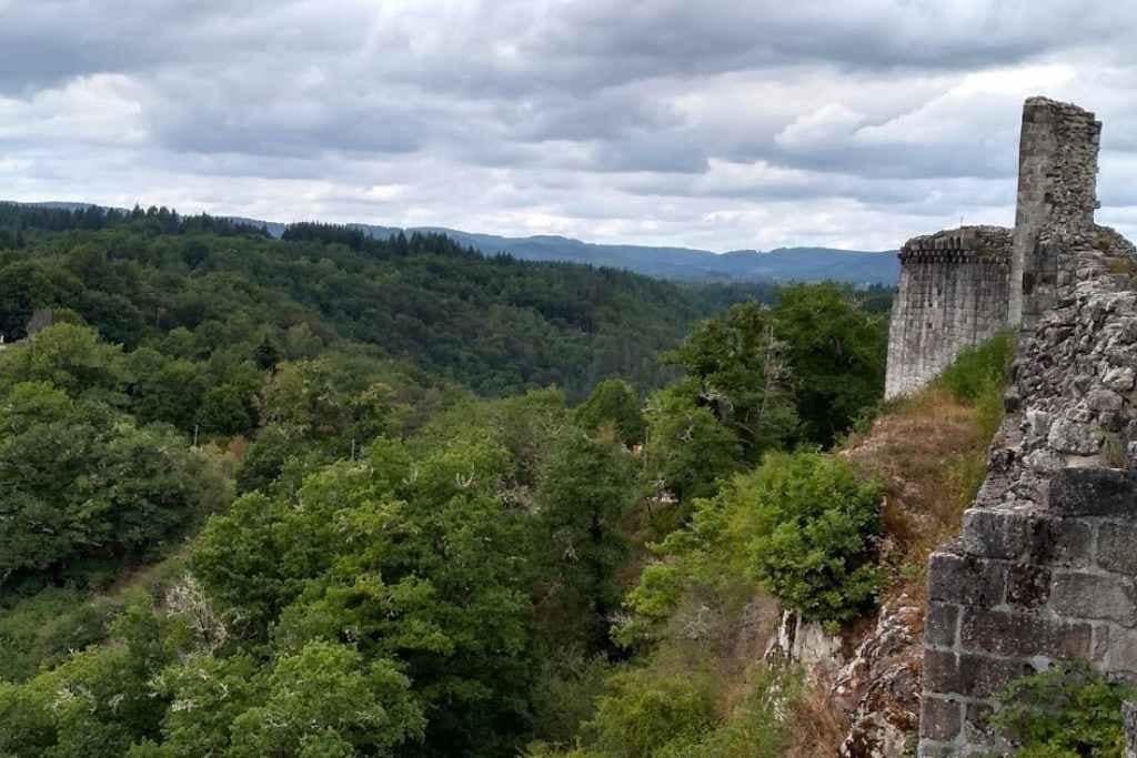 Escapades au-delà de la Loire-Atlantique : Vue du Château de Ventadour qui domine la vallée verdoyante où coulent deux affluents de la Luzège en corrèze