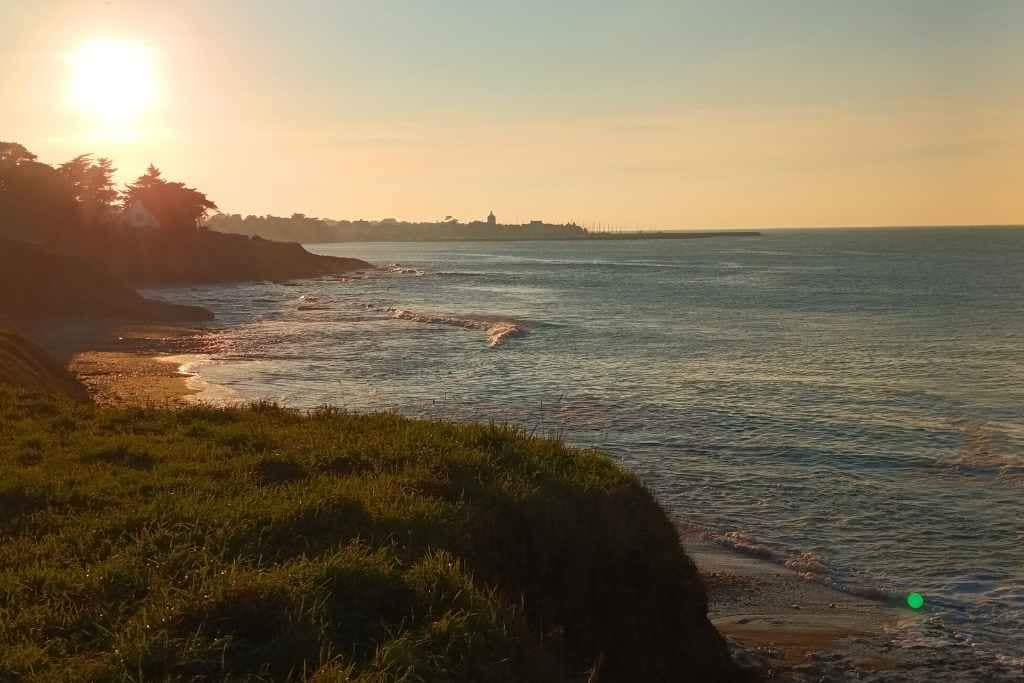 Balades & Randonnées avec son chien : Vue sur le bourg de Piriac-sur-Mer du sentier côtier de Port aux loups