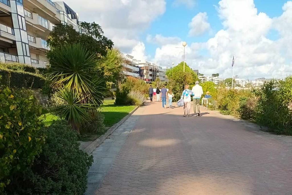 Balades & Randonnées avec son chien : personnes se promenant sur la balade Benoît à la Baule