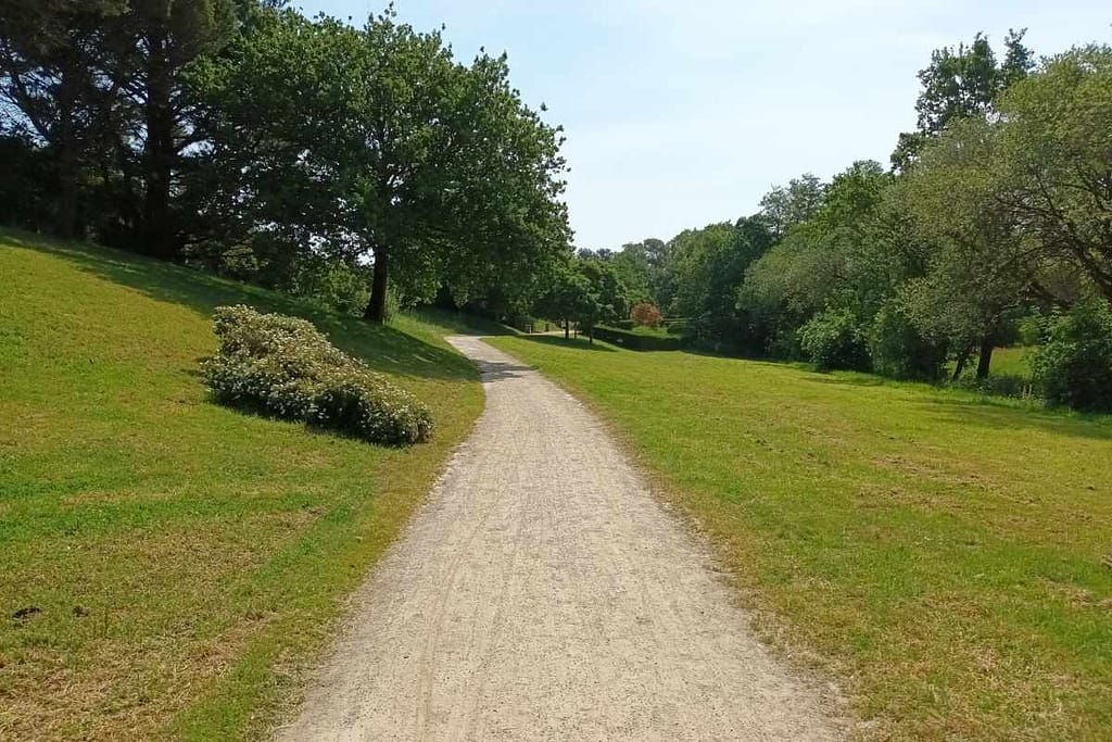 Parcs et Jardins avec son chien : Sentier bordé de plaine nous accueillant lors de notre balade avec mon chien aux jardins d'océanis