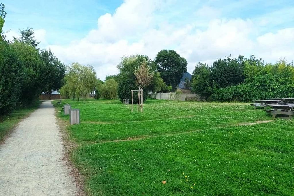 Parcs et Jardins avec son chien : sentier et espace vert avec tables de pique nique près de l'étang de Turbé lors d'une balade chien