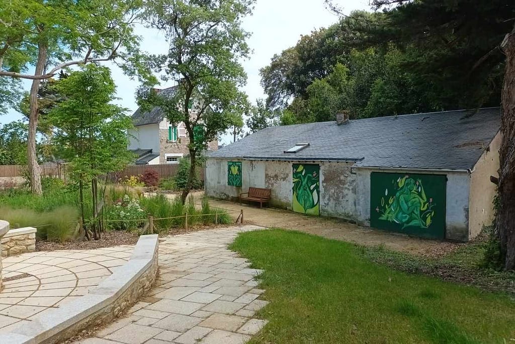 Buanderie et portes décorées de fresques au parc Jean-et-Soizick-Fréour à Batz-sur-Mer