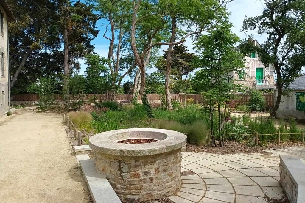 Puits et jardin du parc Jean-et-Soizick-Fréour à Batz-sur-Mer