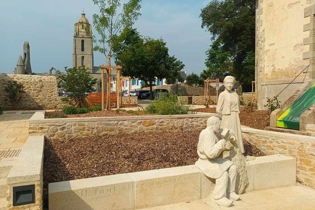 Sculptures de Jean et Soizick Fréour dans leur jardin à Batz-sur-Mer