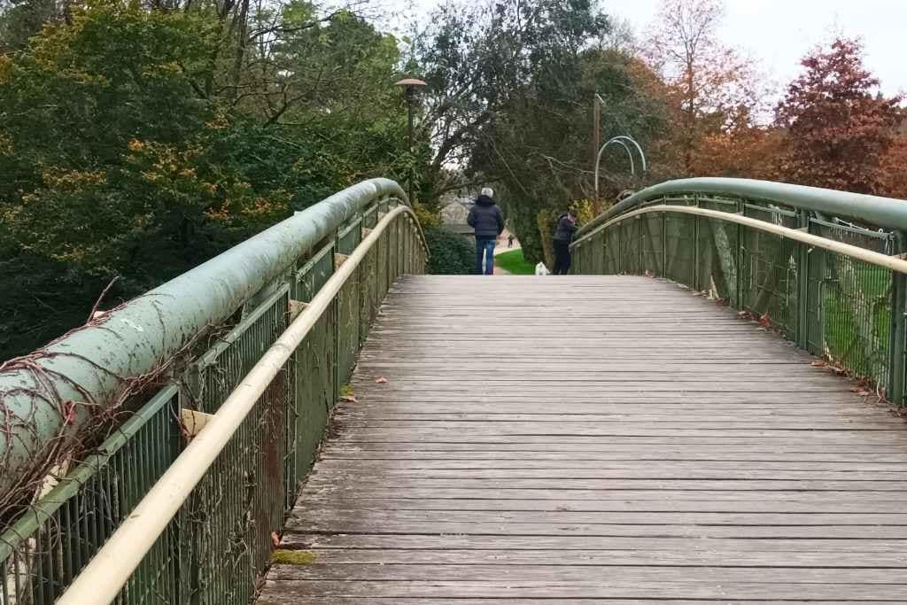 Pont en fer avec passage bois enjambant le canal, menant au Château de la Groulais à Blain.
