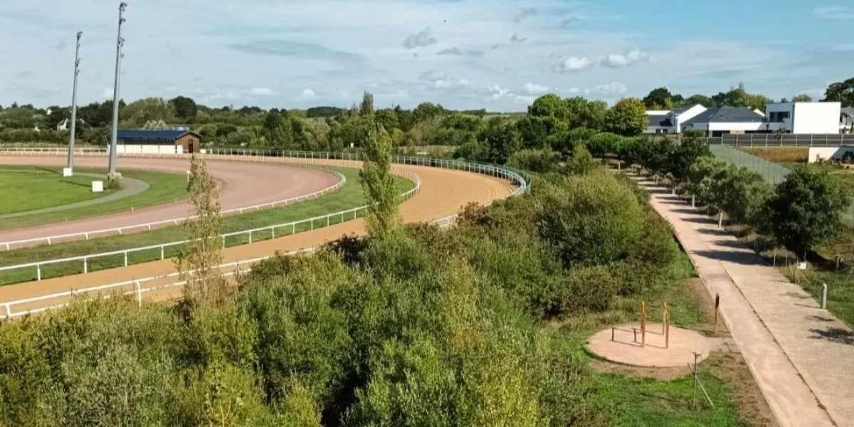 Parcs et Jardins avec son chien : vue sur une partie de l'hippodrome, ses agrès et le sentier de balade du parc de l'hippodrome de Pornichet du belvédère d'une des tours énergie