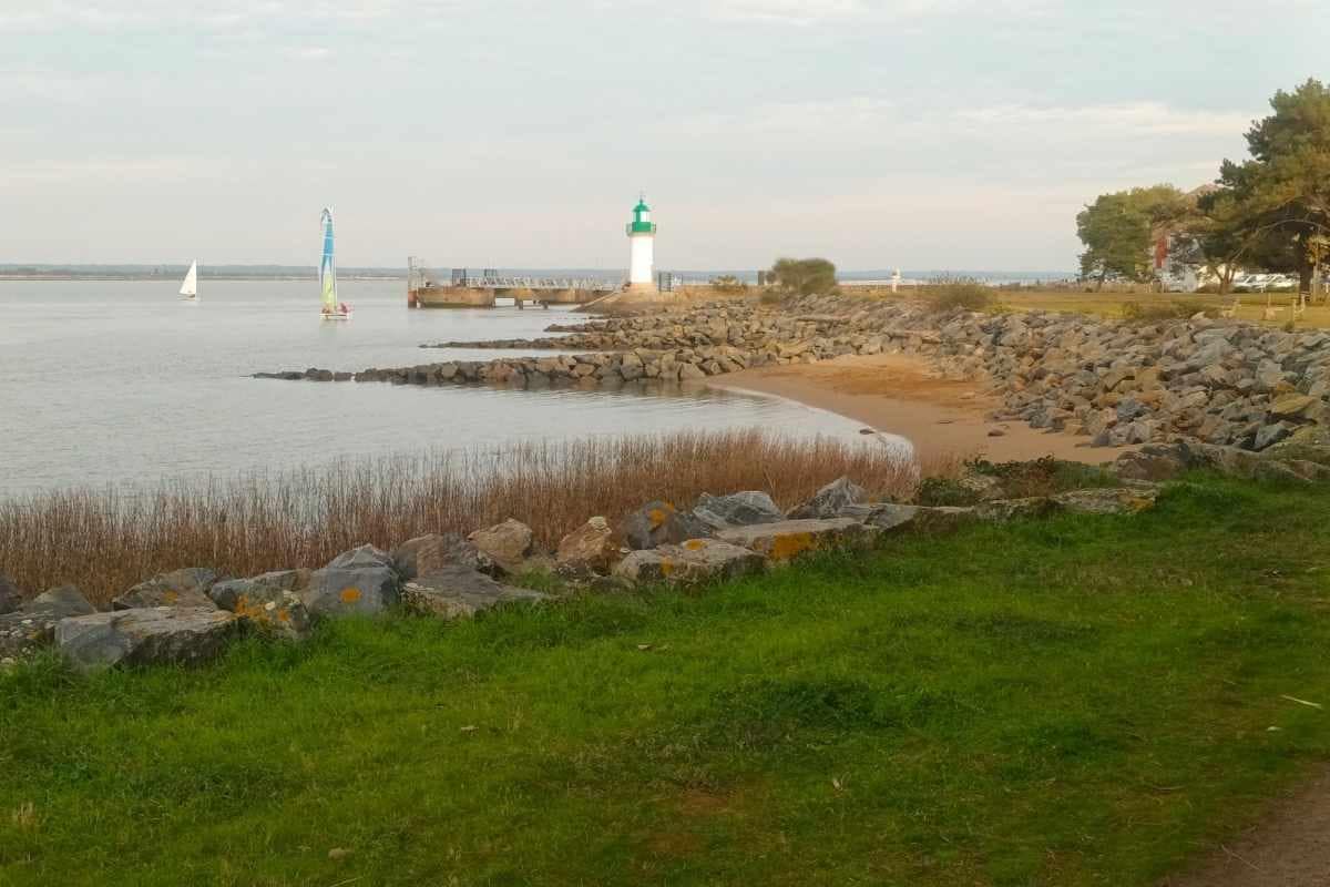 Balades & Randonnées avec son chien : vue du sentier de bord de Lore sur le phare de Paimboeuf, balade chien