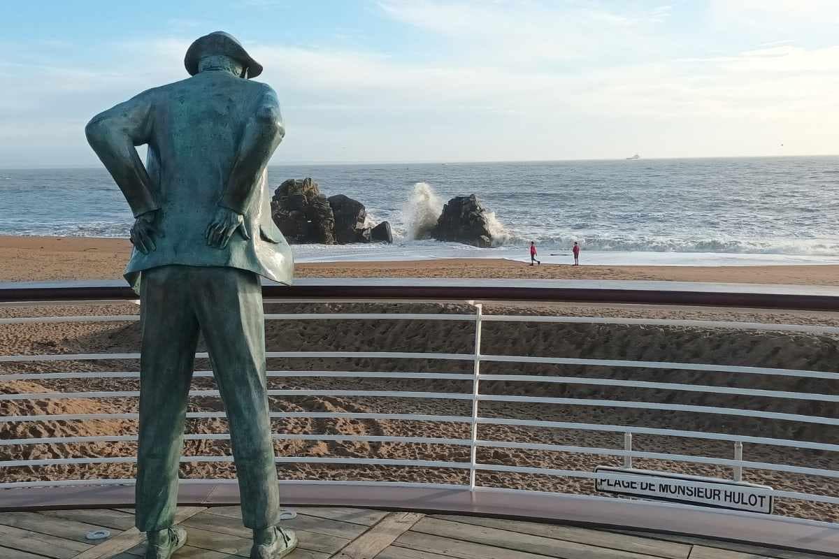 Les plages de Loire-Atlantique avec son chien : Statue de Monsieur Hulot regardant vers la plage portant son nom
