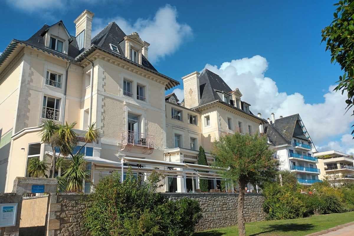Balades & Randonnées avec son chien : vue sur la Villa Caroline de l'esplanade Benoit lors d'une balade canine