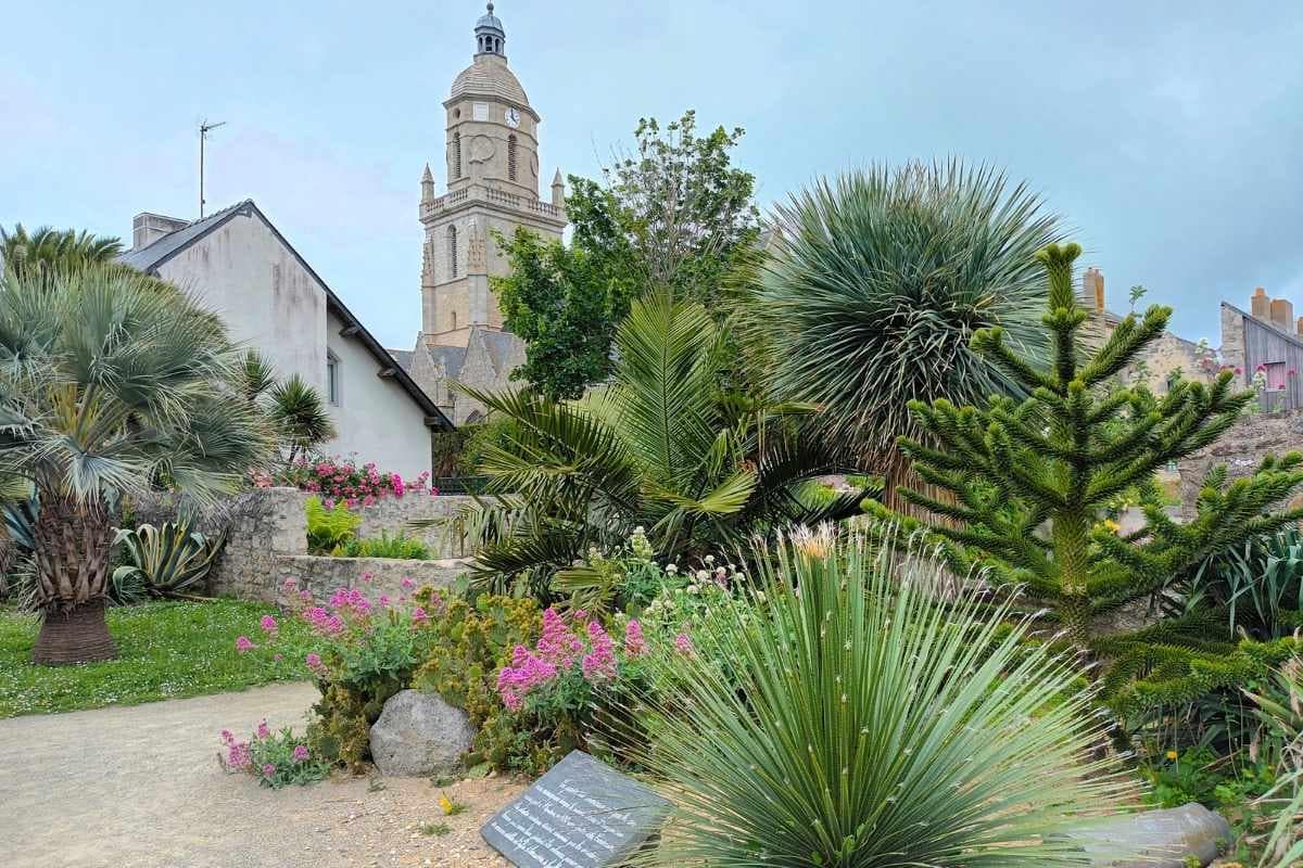 Parcs et Jardins avec son chien : Balade avec son chien au passage de la Ladure au Croisic avec vue sur le jardin et l’église