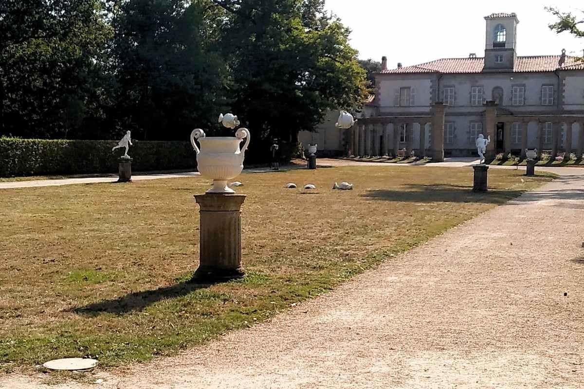 Parcs et Jardins avec son chien : villa derrière son jardin agrémentée de sculptures blanches sur socle style italien