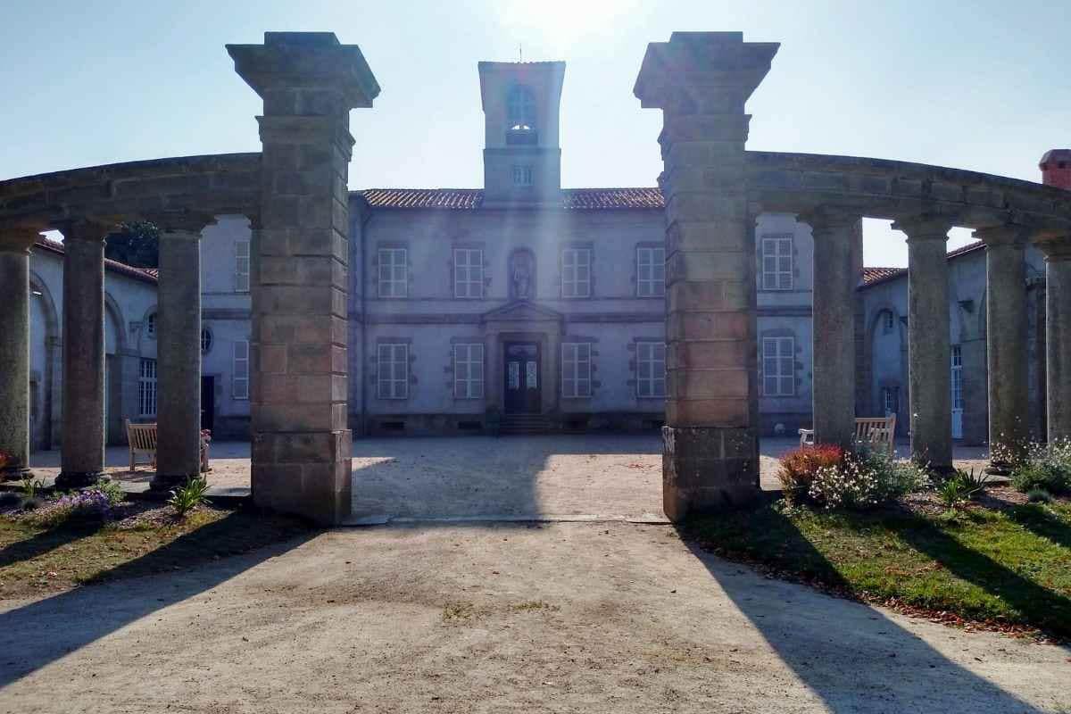 Parcs et Jardins avec son chien : villa et son enceinte en pierre au parc de la garenne Lemot près de Clisson