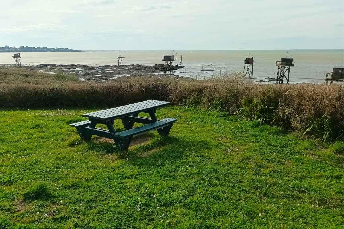 Plages de Loire-Atlantique avec son chien : Aire de pique-nique à Tharon plage surplombant la plage avec vue sur les pêcheries