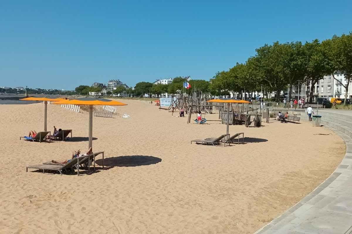 Transat à disposition sur la grande plage de Saint-Nazaire devant la place commando