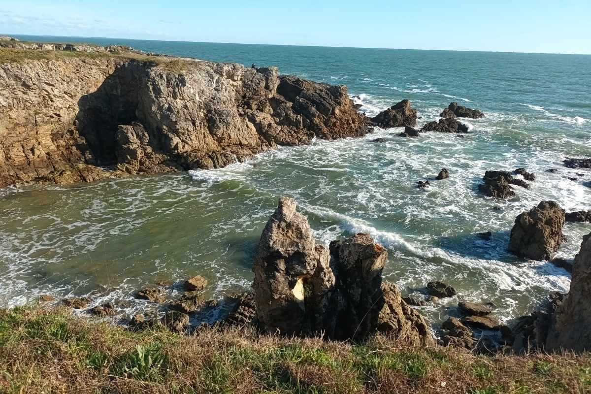 Balades & Randonnées avec son chien : rochers dans la mer sur la côte sauvage du Pouliguen vu lors d'une balade chien