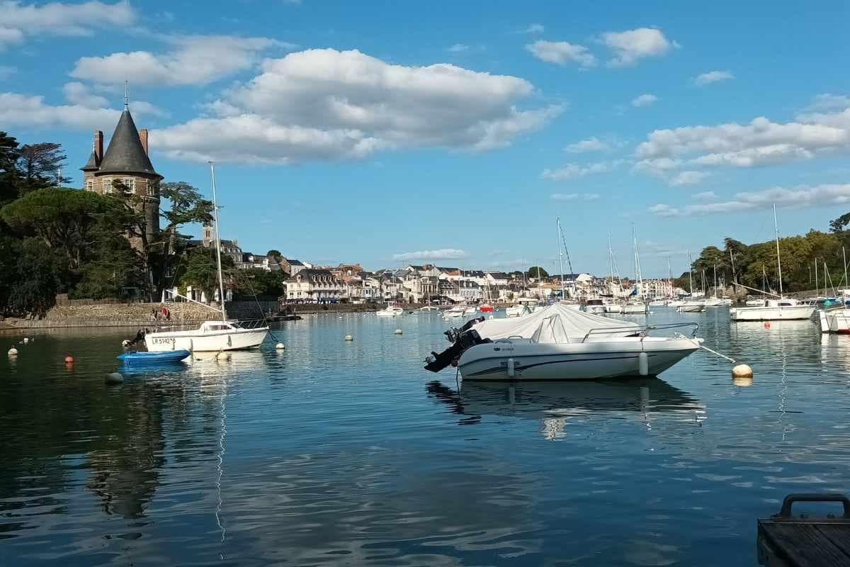 Inspirations & Séjours avec son chien : Château de Pornic sur le port avec bateaux de pêche et de plaisance au premier plan