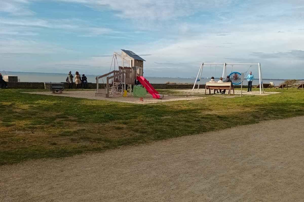 Plages de Loire-Atlantique avec son chien : Aire de jeux de Tharon Plage surplombant la plage