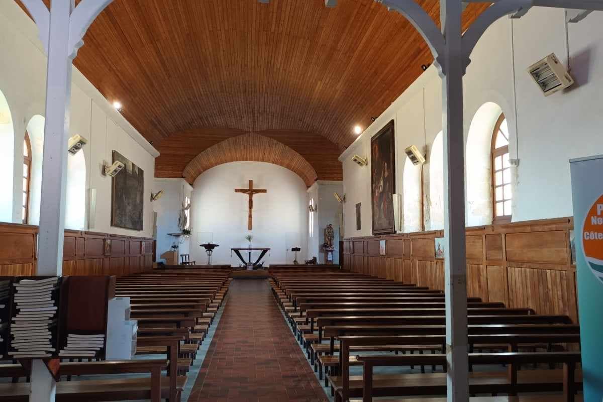 Balades & Randonnées avec son chien : intérieur de la Chapelle Notre Dame à Préfailles
