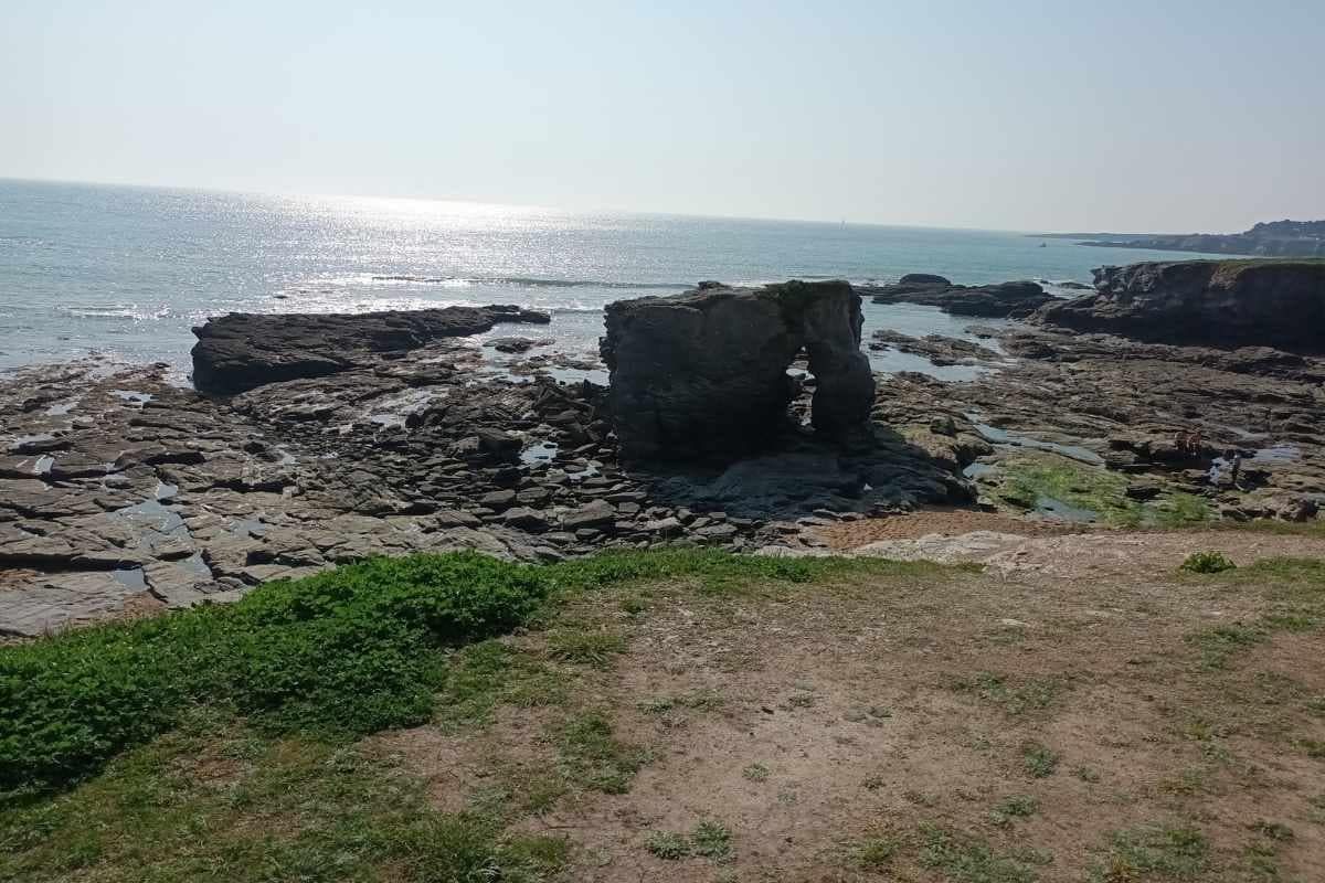 Balades & Randonnées avec son chien : roche percée ressemblant à un éléphant