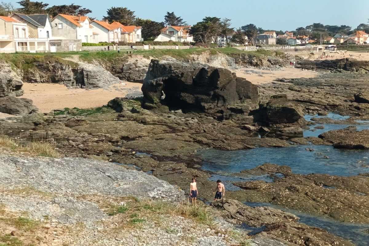 Balades & Randonnées avec son chien : 2 adolescents dans les roches derrière la roche percée