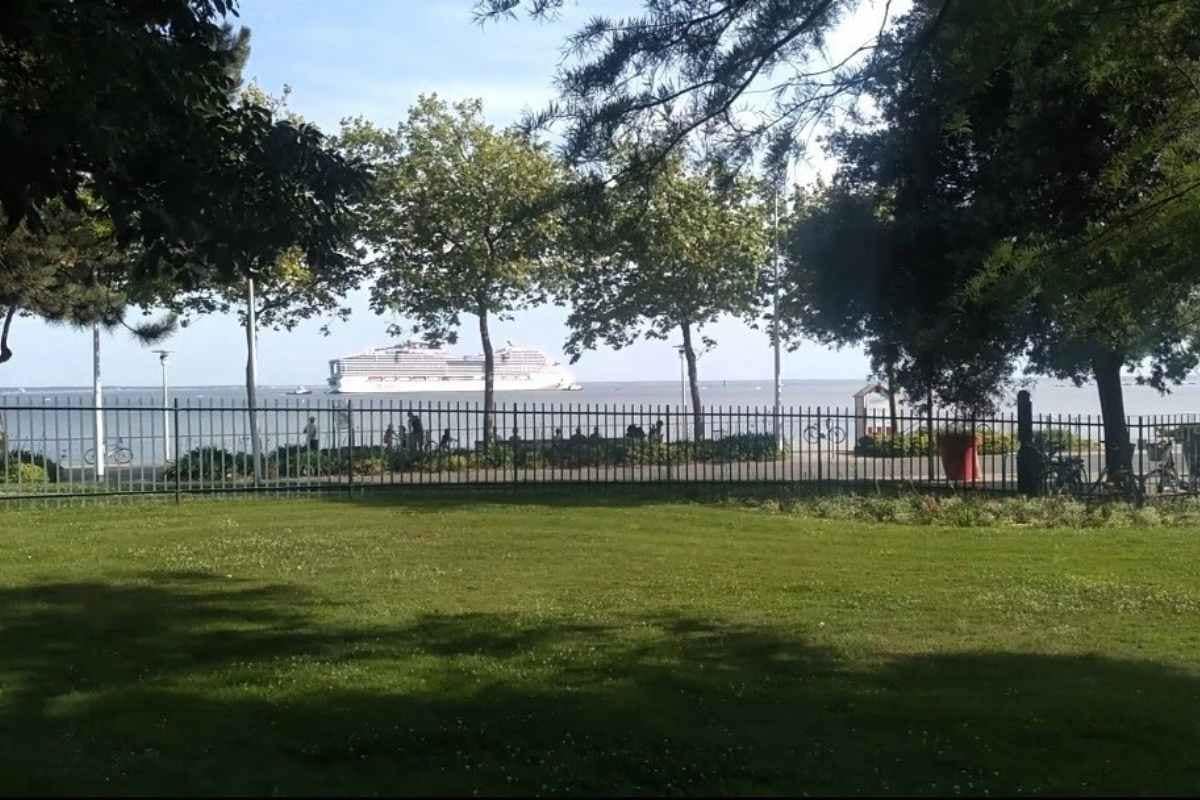 Parcs et Jardins avec son chien : Paquebot vu du jardin des plantes de Saint-Nazaire situé face mer