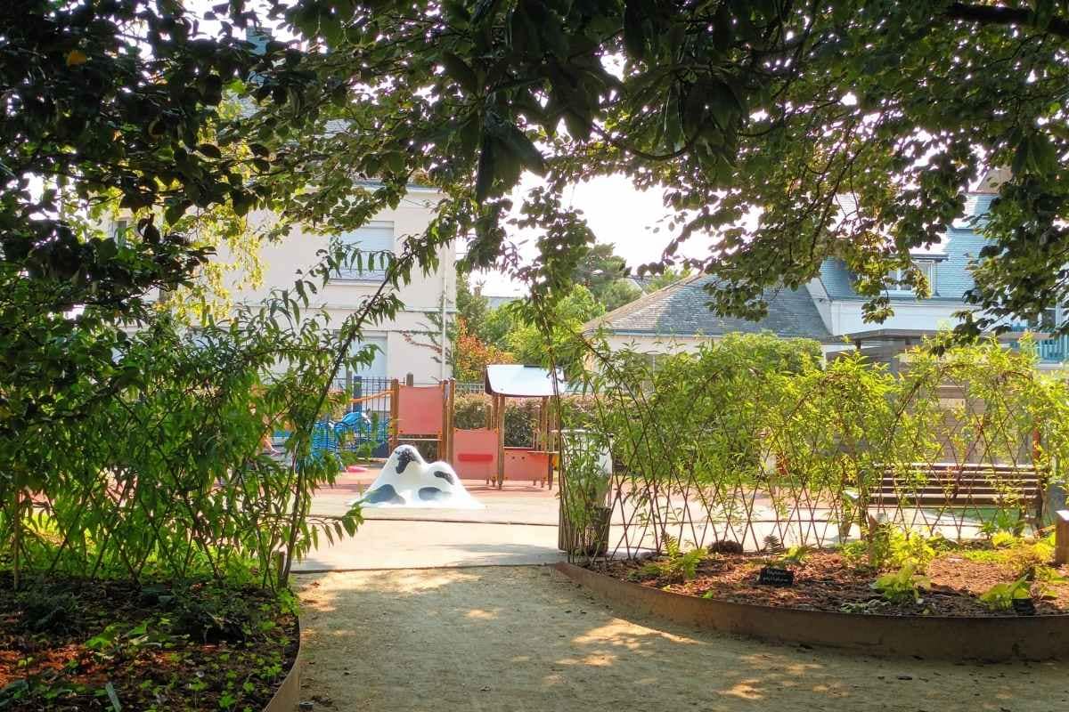 Parcs et Jardins avec son chien : aire de jeu pour les enfants au jardin des plantes de Saint-Nazaire