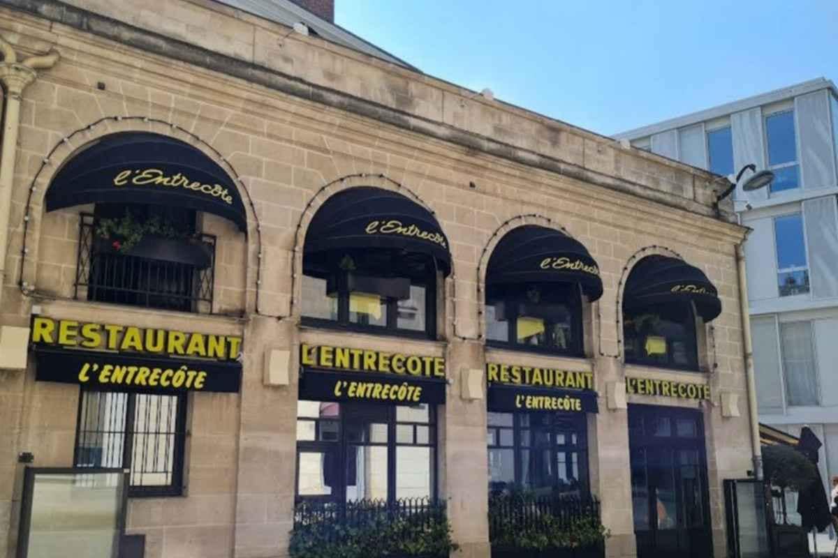 Inspirations & Séjours avec son chien : Vue sur la façade du restaurant l'entrecôte à Nantes où les chiens sont les bienvenus