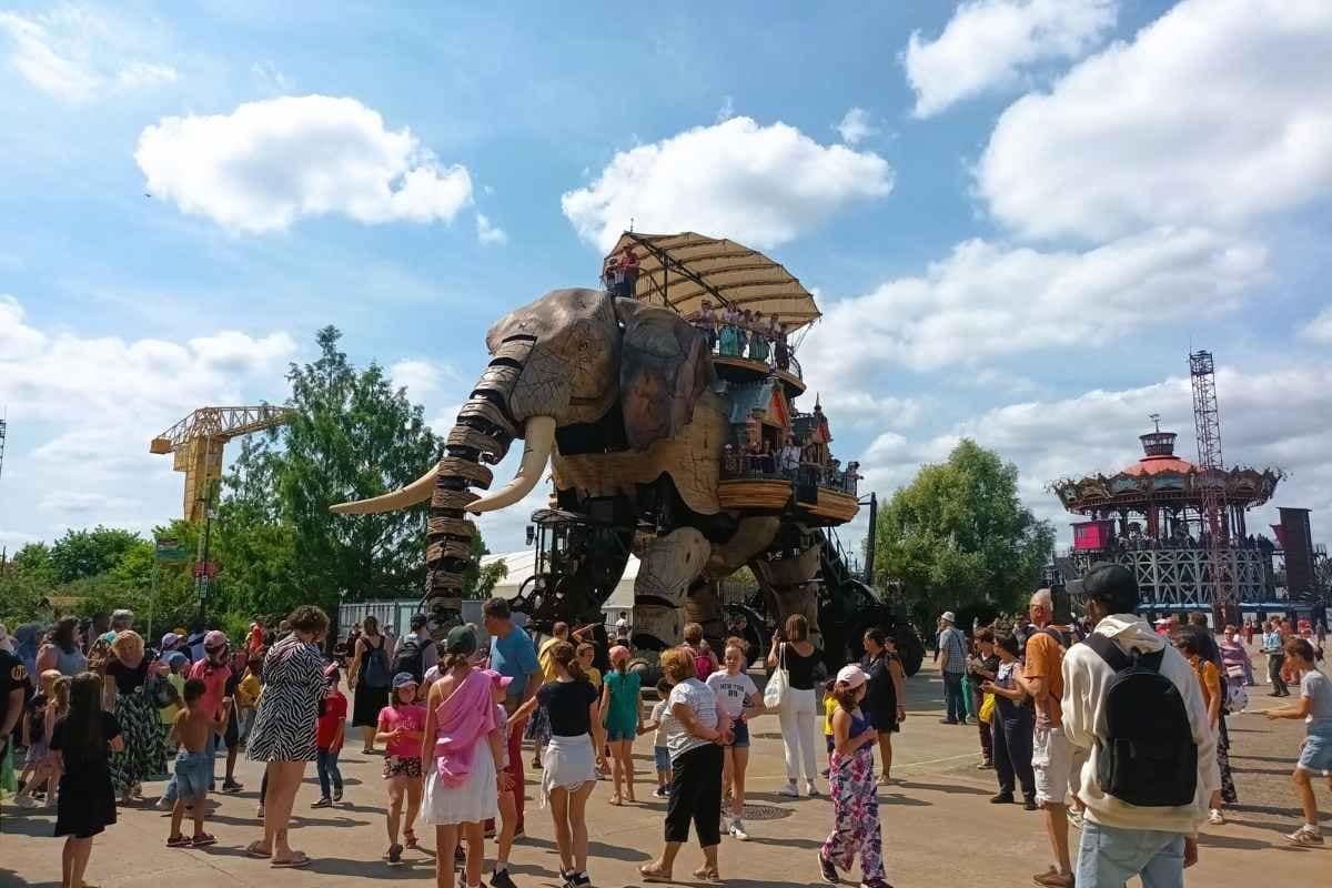 Inspirations & Séjours avec son chien : vue de l'éléphants des machines de l'ile à Nantes et de la foule autour lors de ma visite avec mon chien