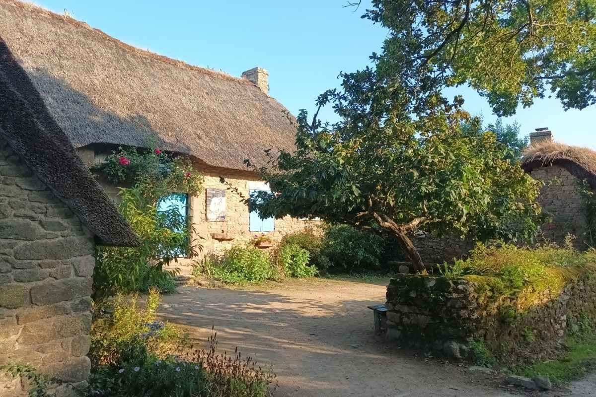 Patrimoine & Sites Culturels avec son chien : sentier pédestre au milieu des chaumières dans le village de kerhinet à Saint-Lyphard