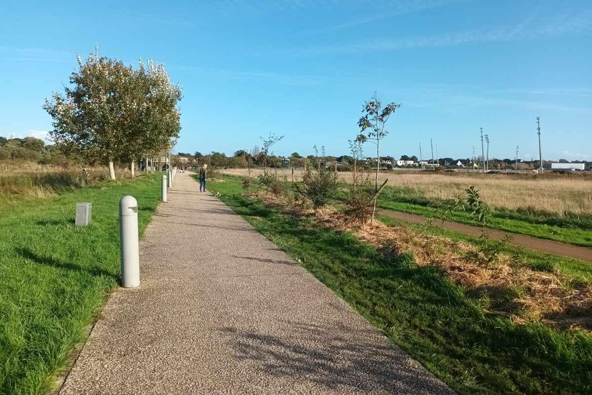 Parcs et Jardins avec son chien : chiens et leur propriétaires sur la balade du parc de l'hippodrome à Pornichet