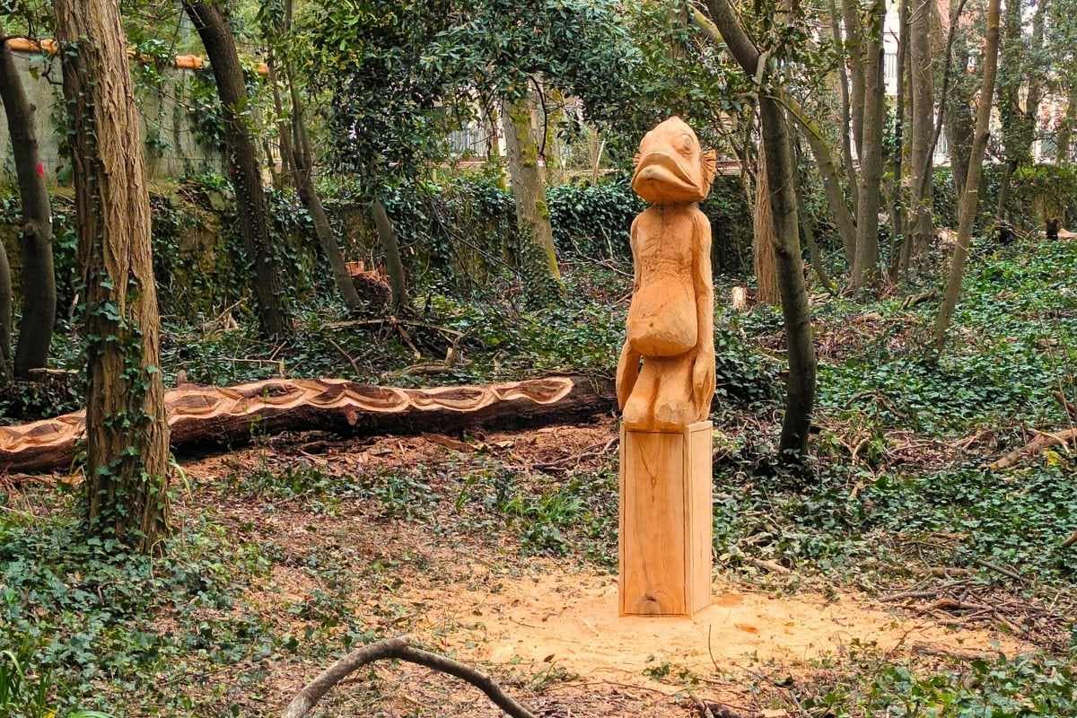 Patrimoine & Sites Culturels avec son chien : Sculpture bois ressemblant à un singe poisson au bois des Evens, balade chien