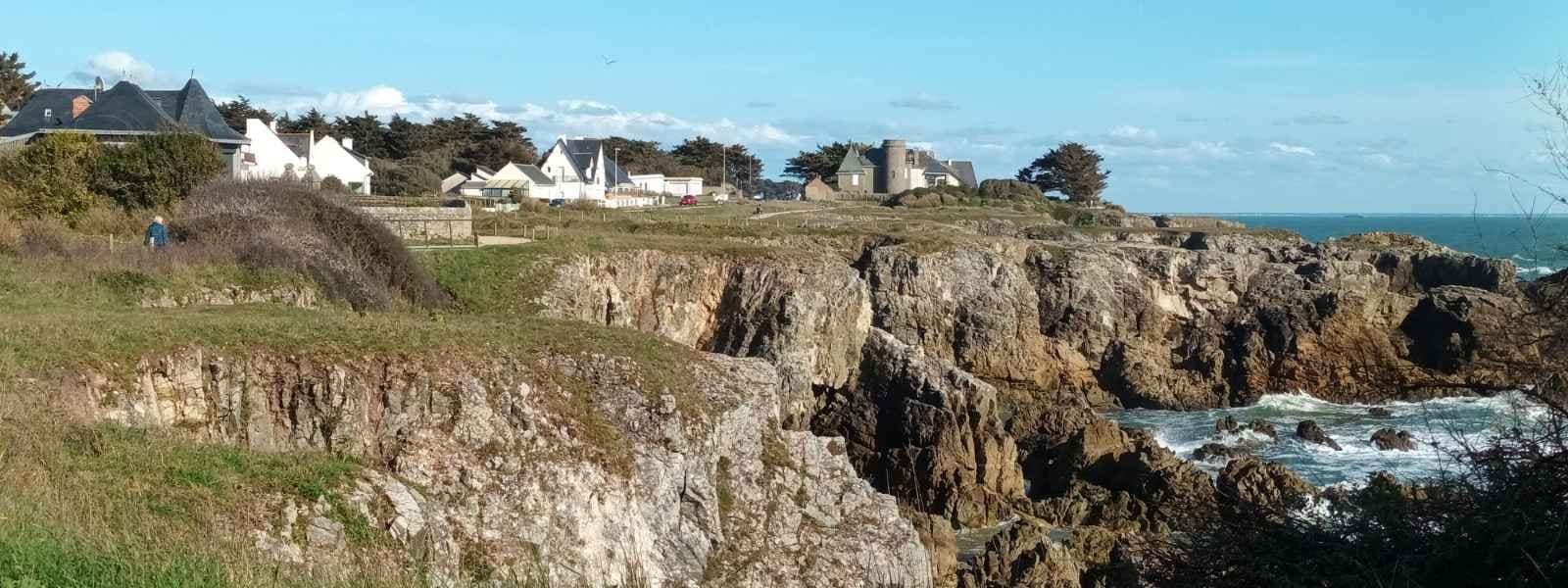 Balades & Randonnées avec son chien : vue des rochers et falaises ainsi que du sentier de la côte sauvage du Pouliguen