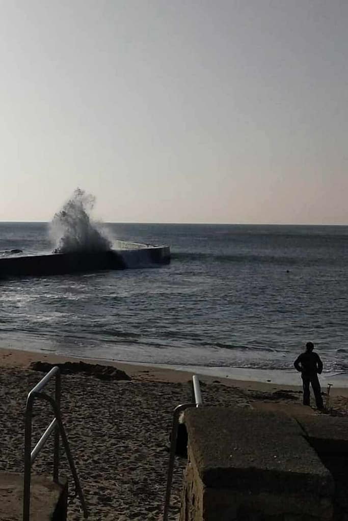 Balades & Randonnées avec son chien : vague s'écrasant et surmontant la digue à batz sur mer