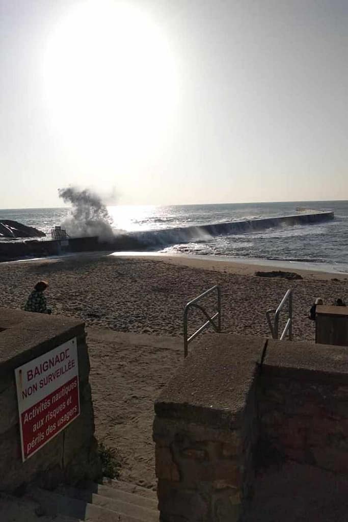 Balades & Randonnées avec son chien : vague s'écrasant sur la digue à batz sur mer