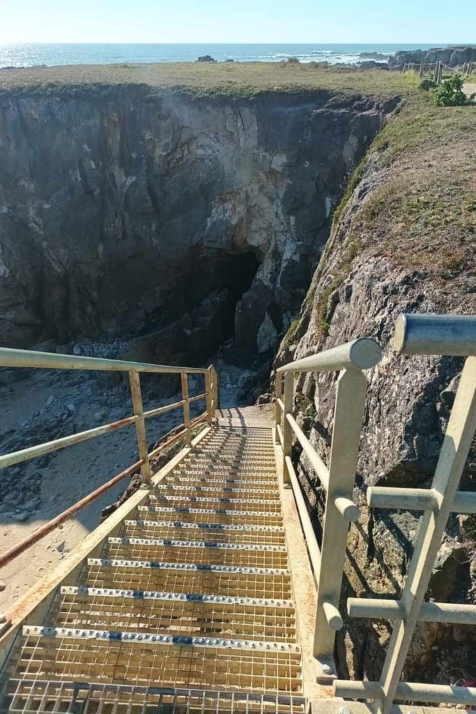 Balades & Randonnées avec son chien :escalier menant à l'entrée de la grotte des korrigans au Pouliguen