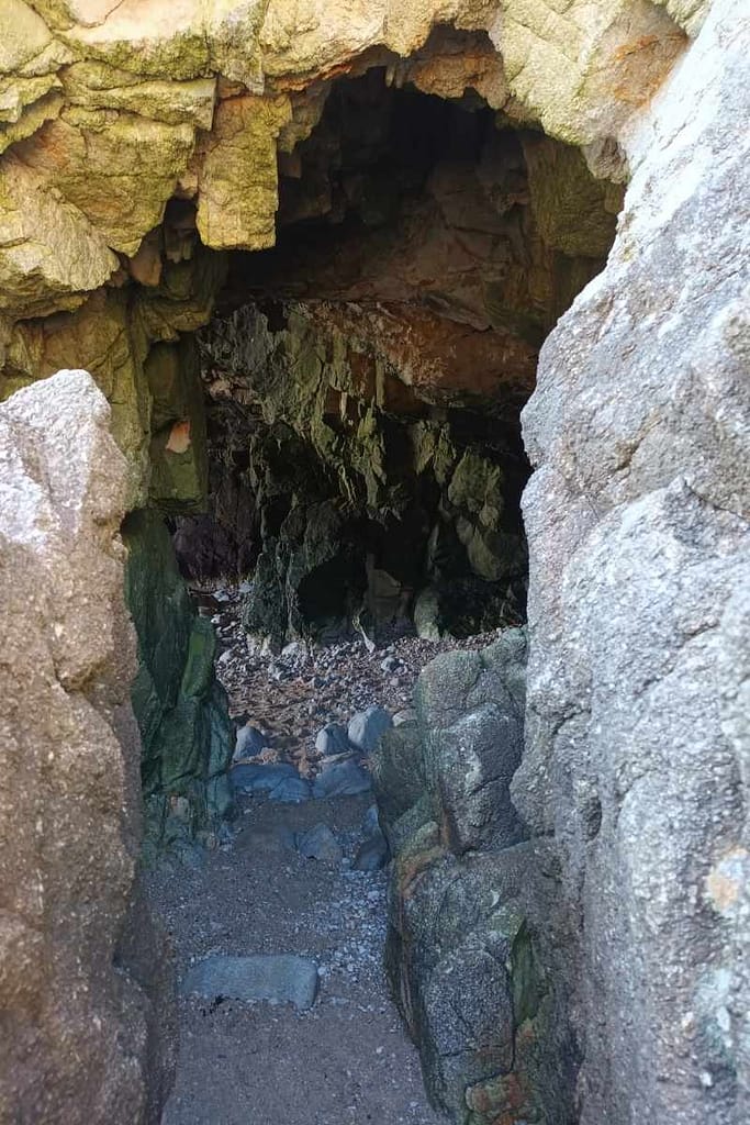 Balades & Randonnées avec son chien : entrée de la grotte des korrigans au Pouliguen