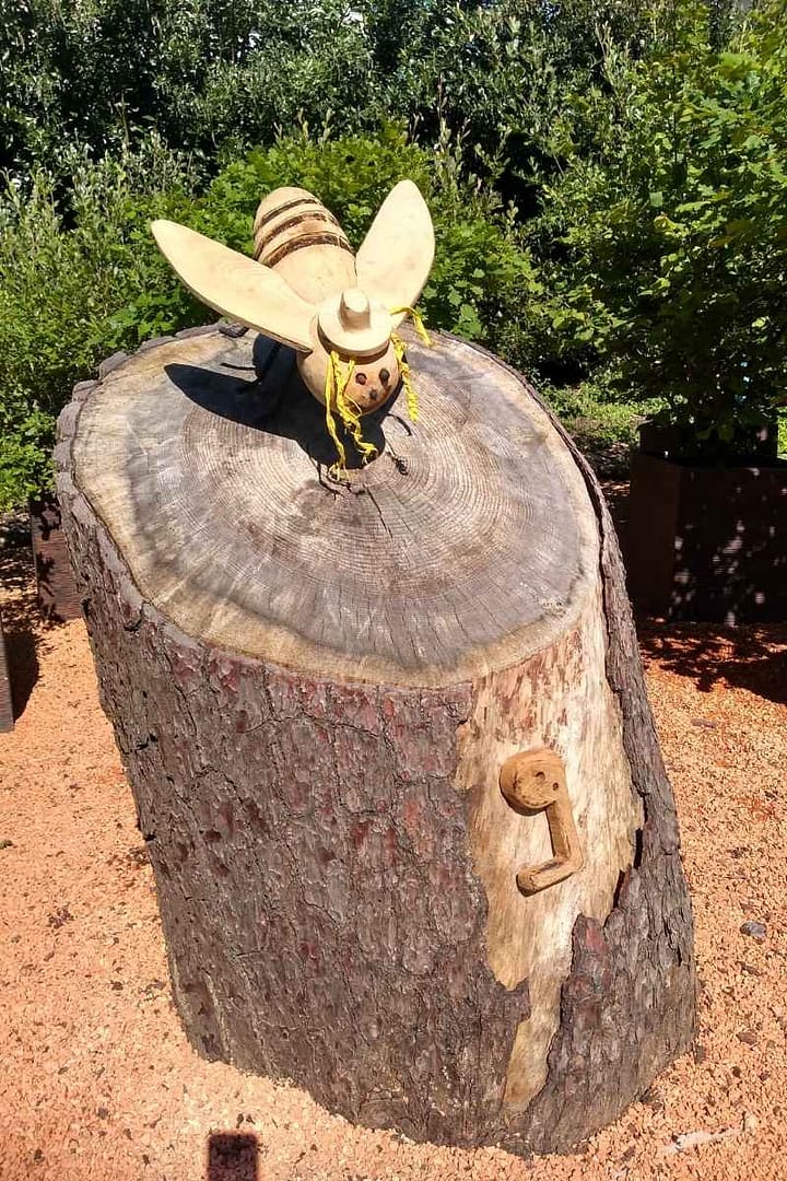 Parcs et Jardins avec son chien : sculpture bois représentant une abeille au jardin des plantes de Saint-Nazaire