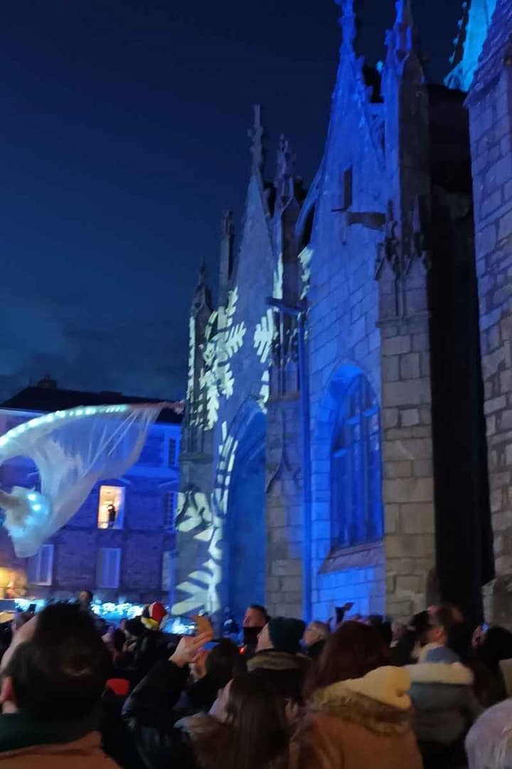 Conseils & vie quotidienne avec son chien : illumination sur la façade de la collégiale de Guérande lors du spectacle de Noël
