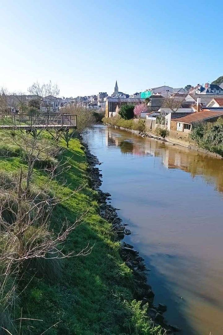 Parcs et Jardins avec son chien : vue d'un belvédère en bois sur la ville et un autre belvédère au bord de l'eau au jardin botanique de la ria à Pornic