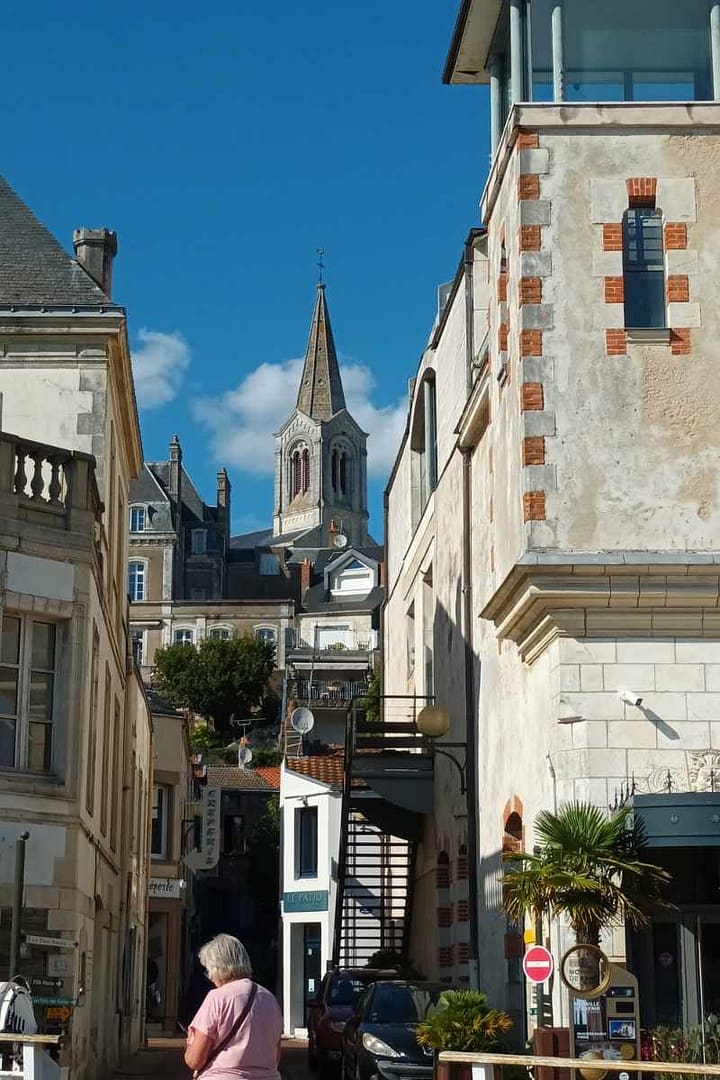 Inspirations & Séjours avec son chien : Ruelle pavée du centre-ville de Pornic avec clocher visible au loin