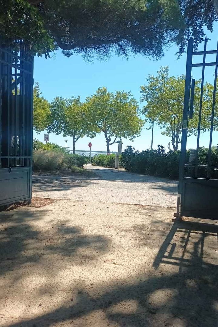 Parcs et Jardins avec son chien : Portail en fer de couleur bleu du jardin des plantes de Saint-Nazaire ouvert sur le bord de mer