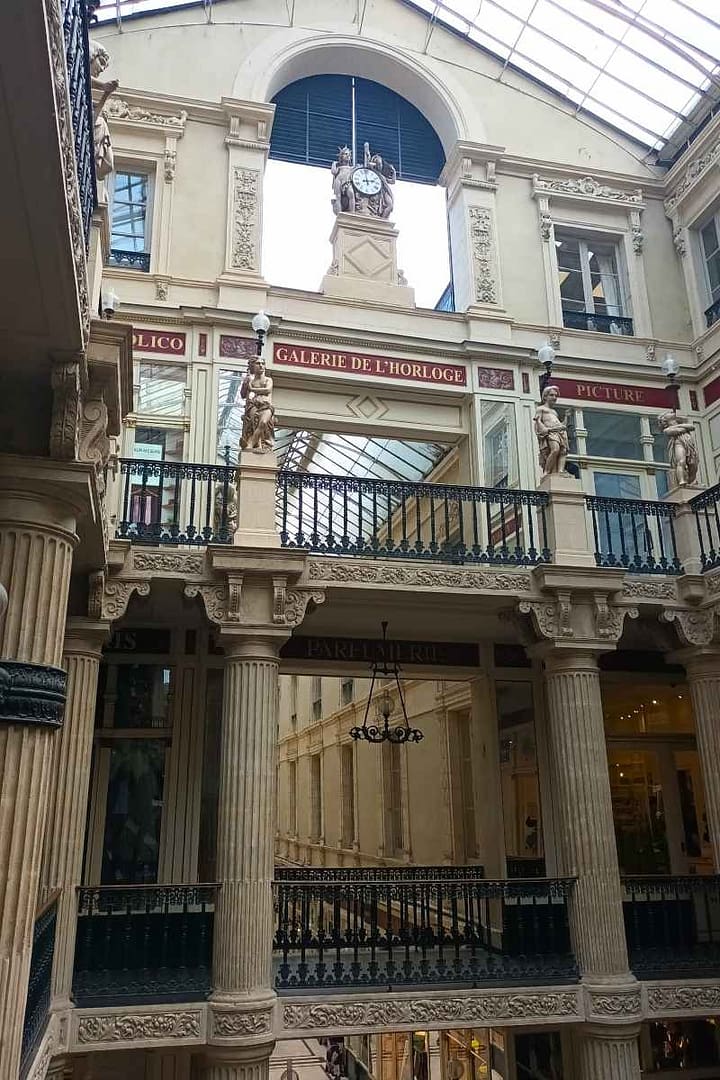 Visiter Nantes avec son chien : vue sur les étages du passage pommeraye ainsi que l'horloge de la galerie de l'horloge