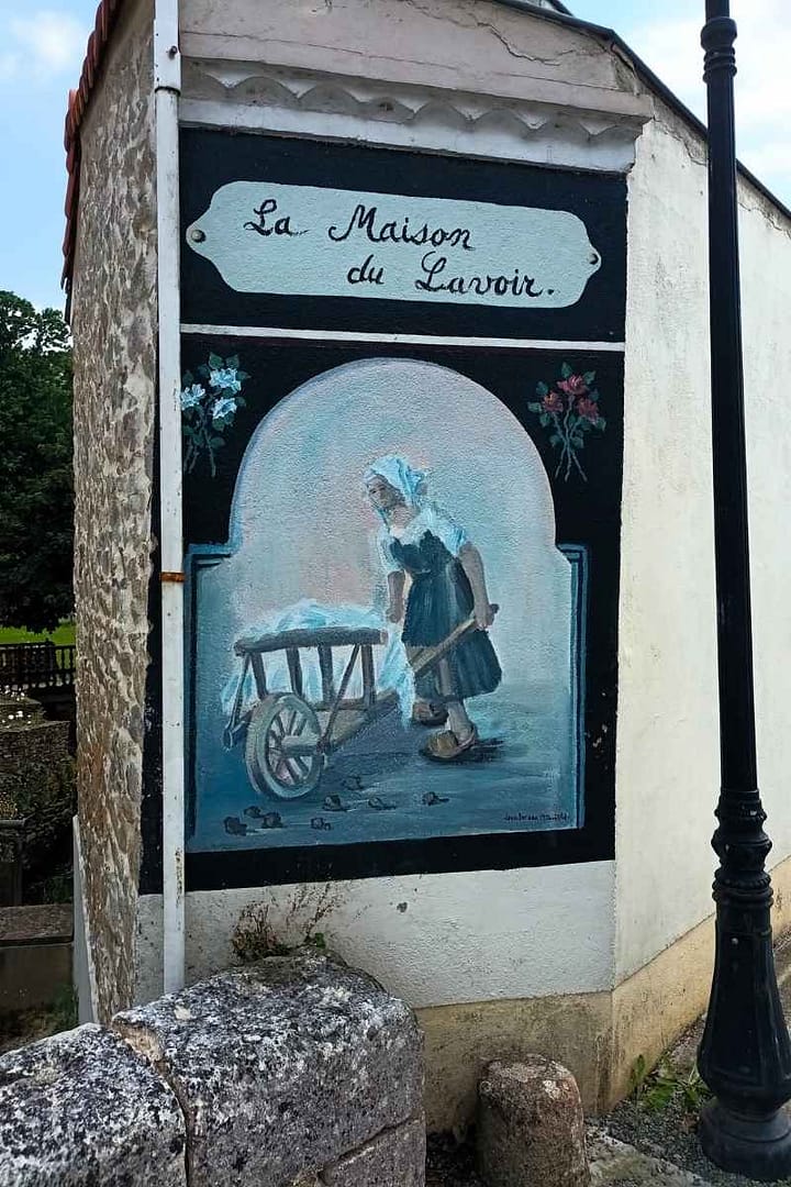Patrimoine & Sites Culturels avec son chien : Peinture à l'entée de la maison du lavoir à Saint-Père en Retz