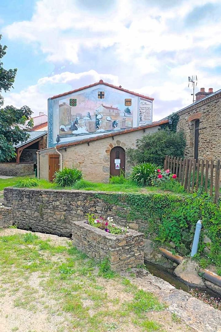 Patrimoine & Sites Culturels avec son chien : Peinture murale sur la maison du lavoir à Saint-Père en Retz