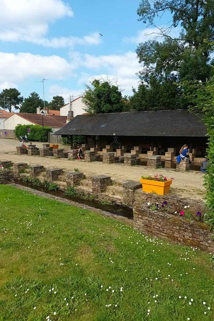 Patrimoine & Sites Culturels avec son chien : enfants jouant près du lavoir de Saint-Père en Retz
