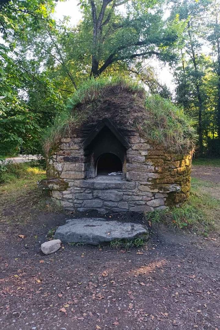 Patrimoine & Sites Culturels avec son chien : four à pain au village de Kerhinet à Saint-Lyphard