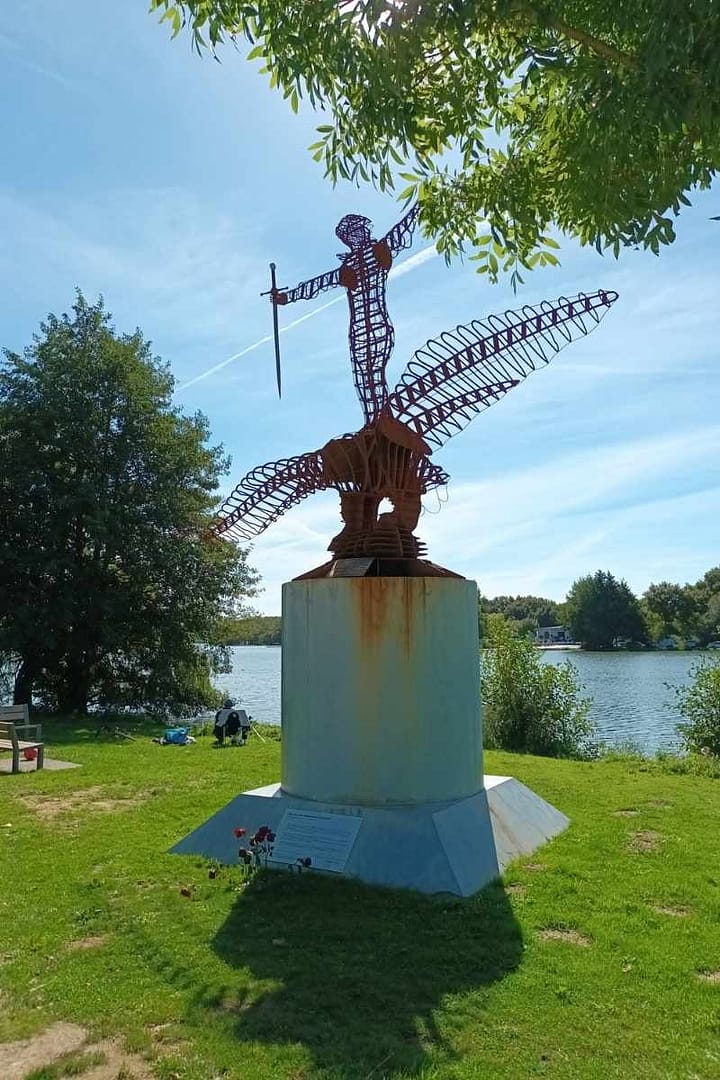 Balades & Randonnées avec son chien : reproduction du monument américain "Le Sammy" vu lors d'une balade chien au bois Joalland de Saint-Nazaire